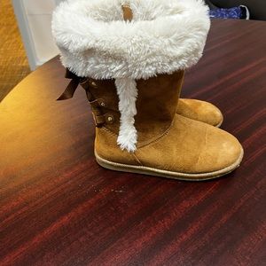 Girls size 2 boots. Tan. No issues.